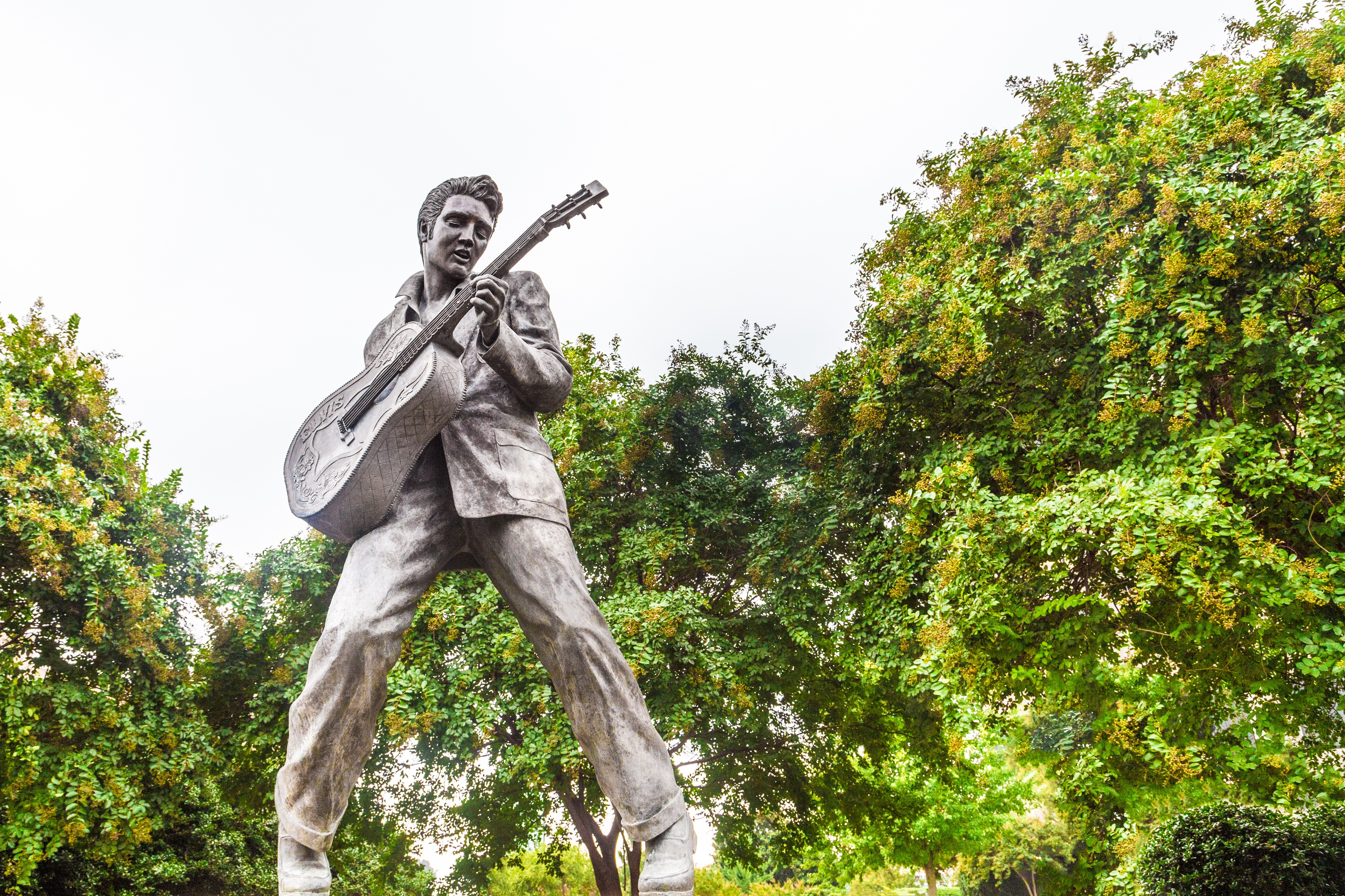 Elvis with Martz Bus - scratsmacker-statue-5468681